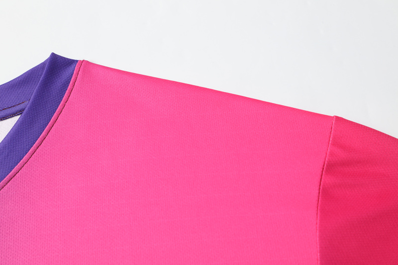 深紫色V领足球T恤-03