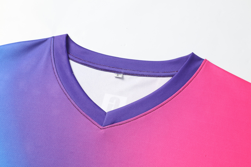 深紫色V领足球T恤-01