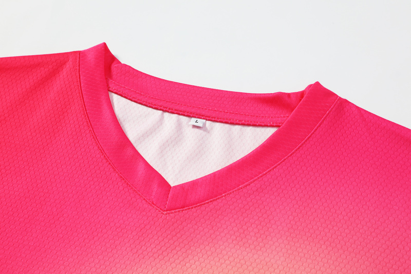 粉色网格V领足球T恤-04